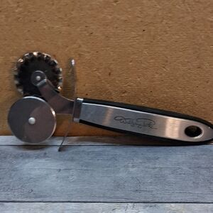 Wolfgang Puck Dual Head Stainless Steel Black/Silver Pastry Wheel